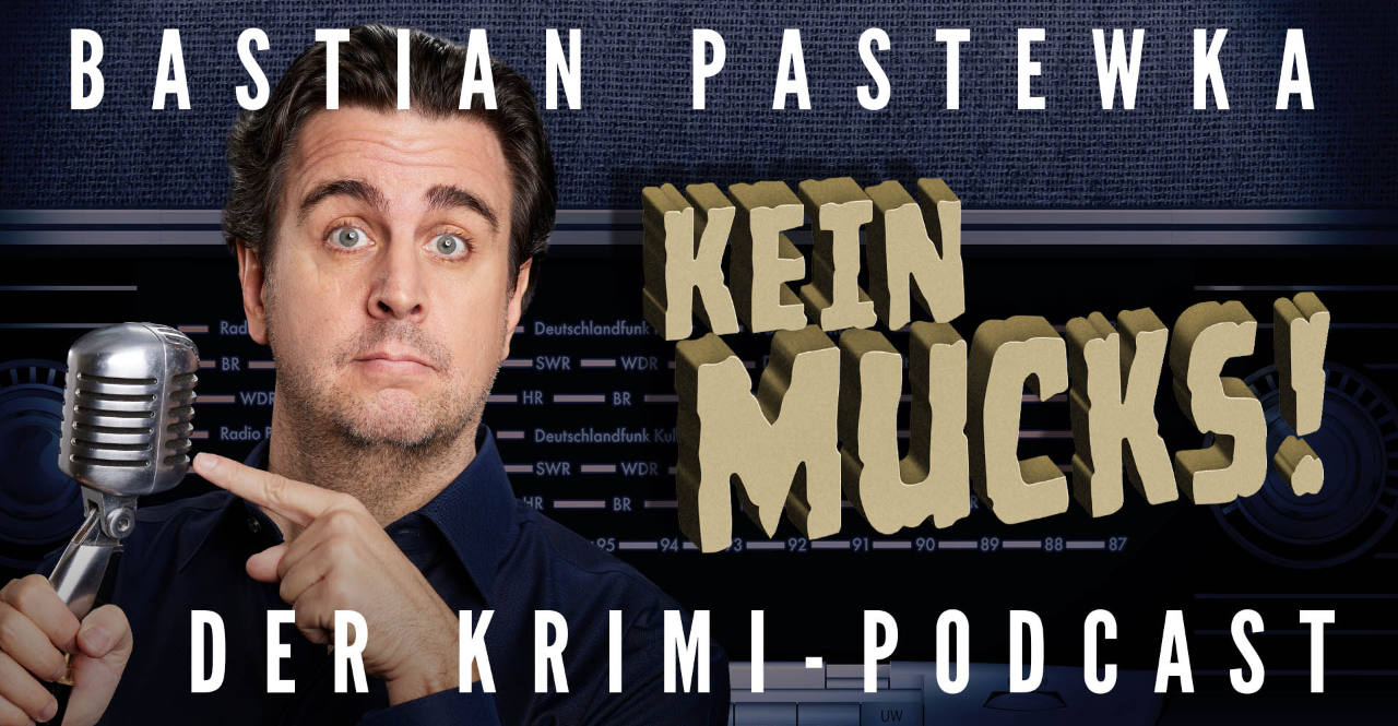 Ein Banner zum H&ouml;rspiel &bdquo;Kein Mucks!&ldquo; mit Bastian Pastewka. Sein Name steht oben in Bild, der Titel des Podcasts in der rechten H&auml;lfte in braun-beige und einer Art Steinschrift. Pastewka selber sieht man in der linken Seite des Banners. Er guckt erstaunt in die Kamera und zeigt mit seinem linken Zeigefinger auf ein altes, silbernes Mikrofon.