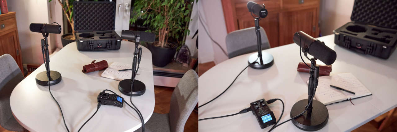 Auf dem Bild sieht man zwei Fotos nebeneinander. Beide zeigen das Setup mit zwei Mikrofonen auf einem kurzen Tischstativ, die auf einem weißen Tisch gegenüber stehen. In der Mitte liegt ein Aufnahmerekorder Zoom H6.