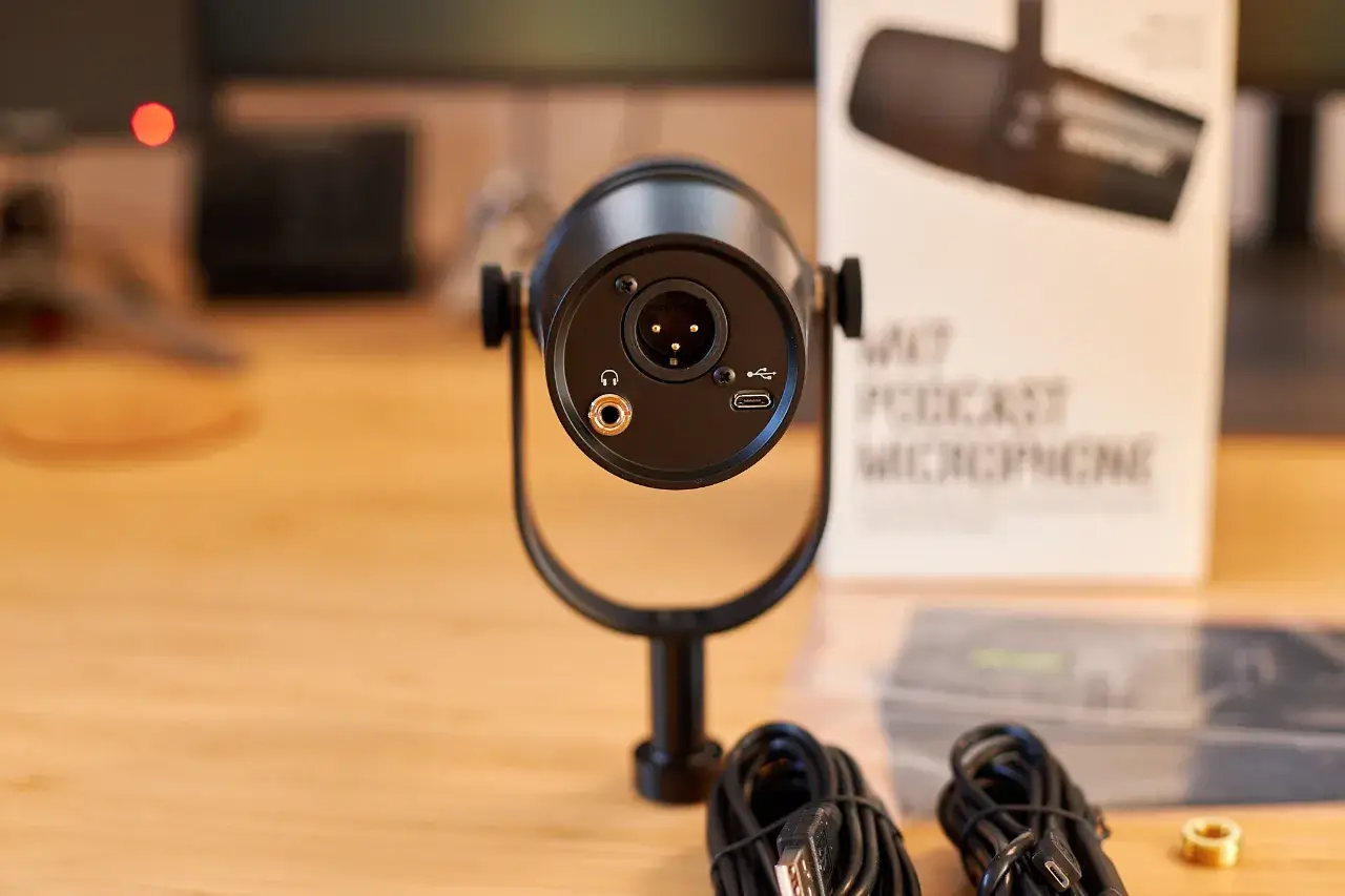 Das Foto zeigt das MV7 Mikrofon von hinten und man erkennt die Anschlüsse: XLR, USB und Miniklinke für den Kopfhörer