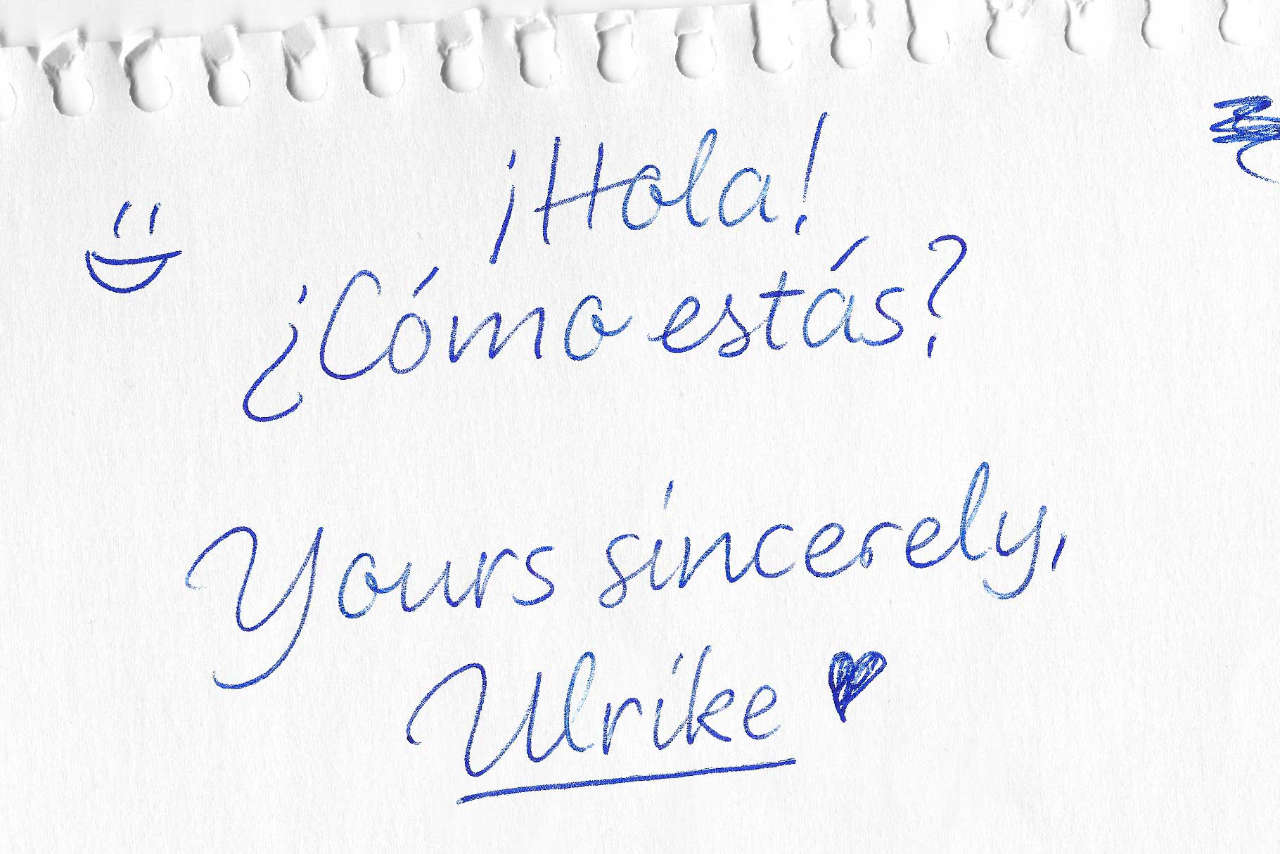 Man sieht auf diesem Bild den neusten Font von Ulrike Rausch. Sieht aus, als wenn sie mit blauem Kugelschreiber auf Papier geschrieben hat, ist aber ein so genannter Color Font.